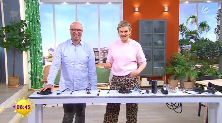 Sascha Zöller am Produkttisch im SAT.1-Frühstücksfernsehen